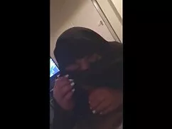 Un tío adulto se mad ...