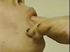 Un hombre desgarra e ...